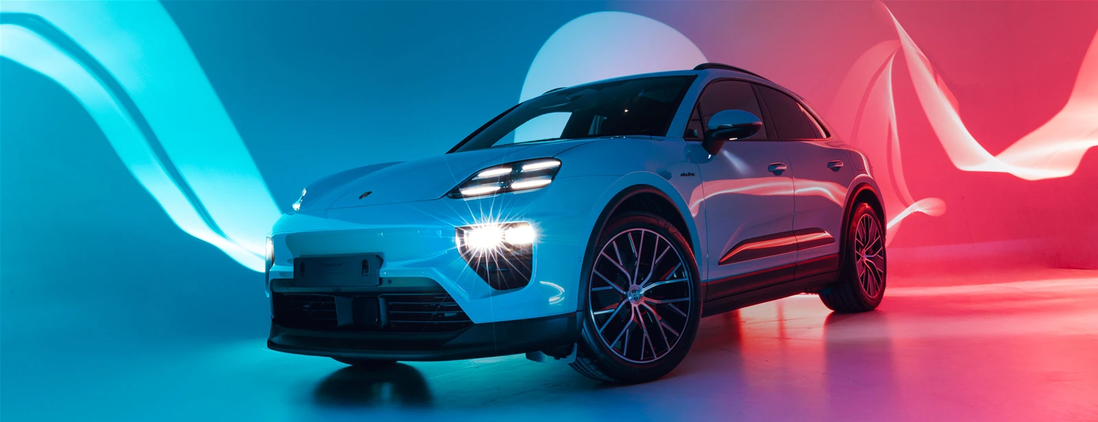 De Macan. Nu binnen bereik. - Instappen in de volledig elektrische Porsche Macan kan met een aantrekkelijk financieel lease tarief.